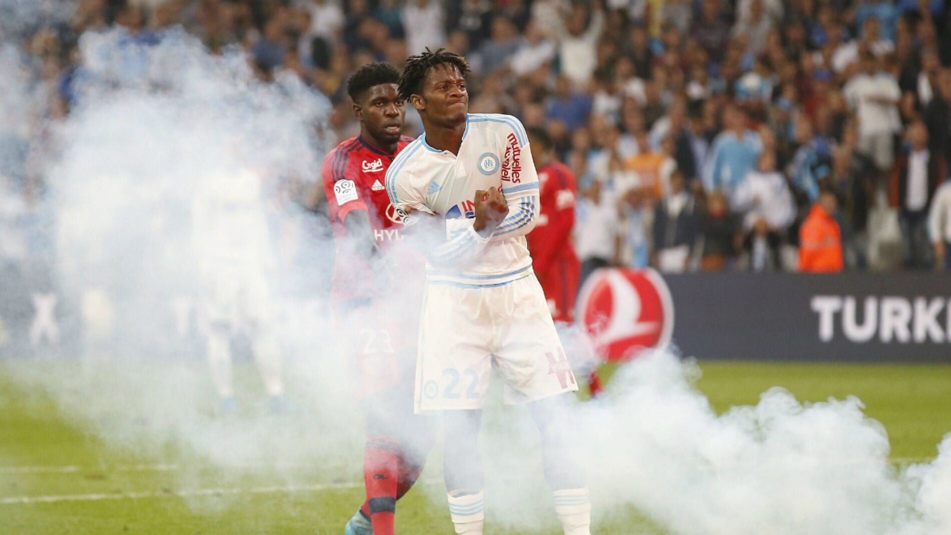 Batshuayi, en el momento en el que se lanz&oacute; una bengala al campo
