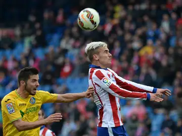 Griezmann lucha un balón aéreo ante Sarabia Griezmann lucha un balón aéreo ante Sarabia