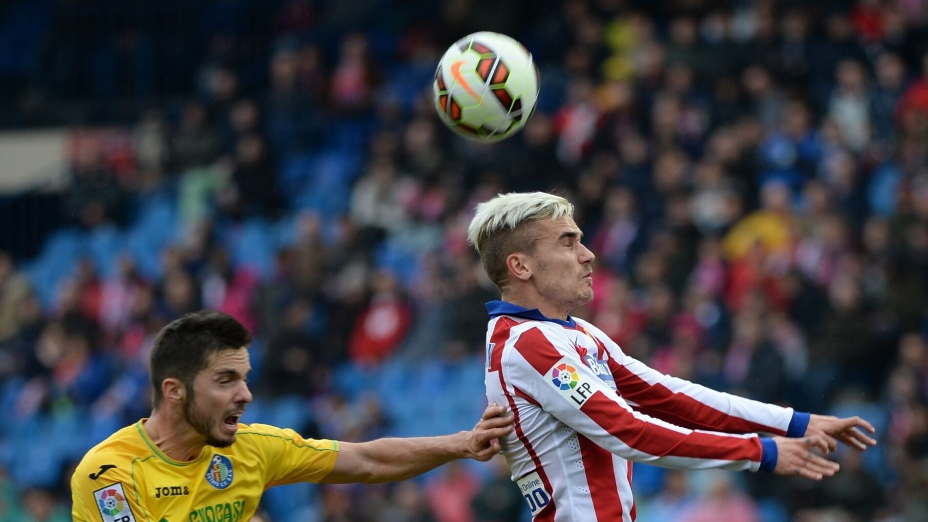 Griezmann lucha un bal&oacute;n a&eacute;reo ante Sarabia