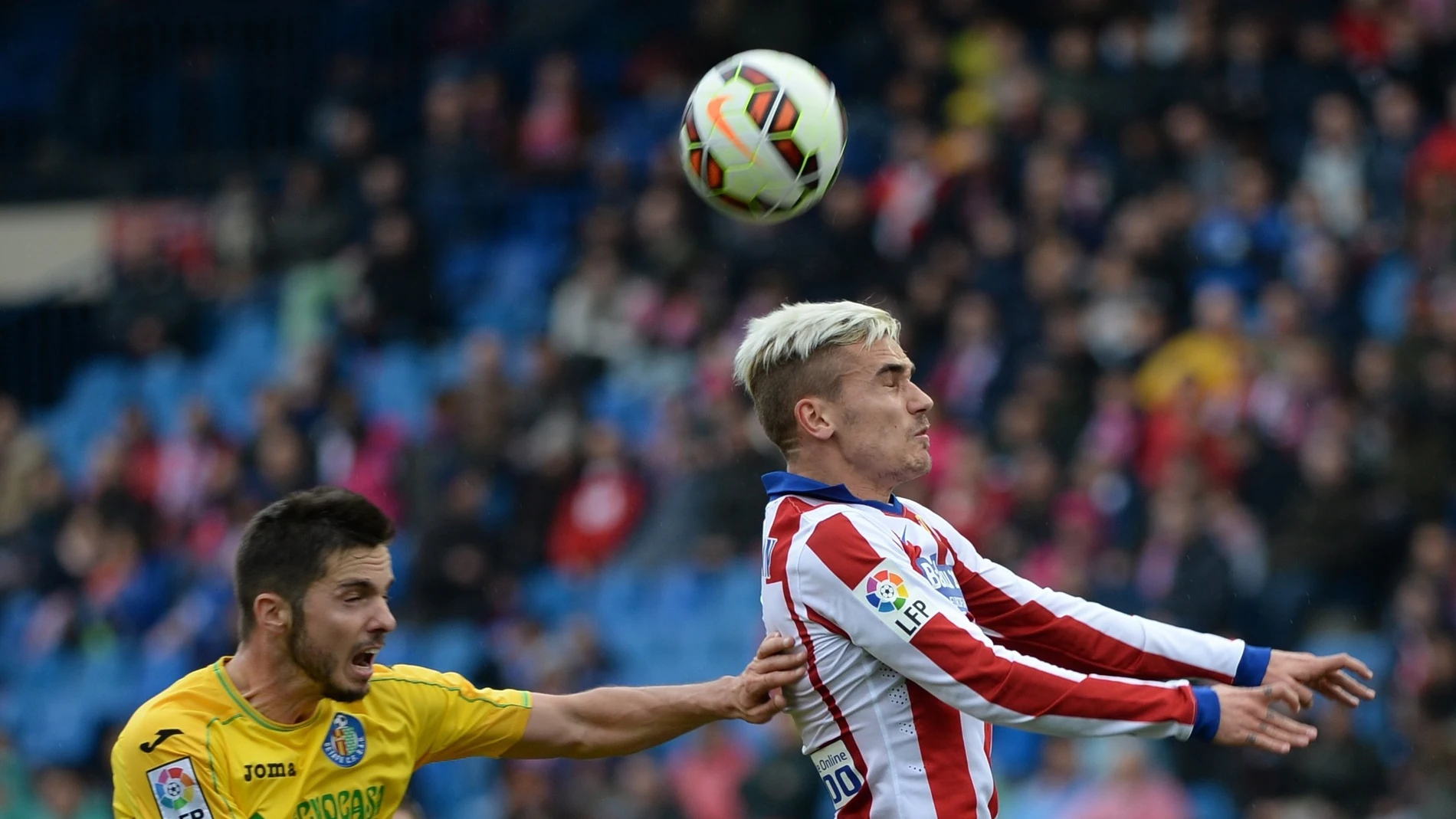 Griezmann lucha un balón aéreo ante Sarabia Griezmann lucha un balón aéreo ante Sarabia