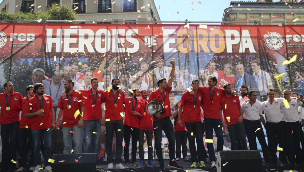 Los jugadores de la Selección festejan el triunfo en el Eurobasket junto a la afición