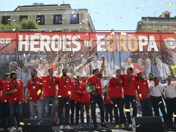Los jugadores de la Selección festejan el triunfo en el Eurobasket junto a la afición Los jugadores de la Selección festejan el triunfo en el Eurobasket junto a la afición