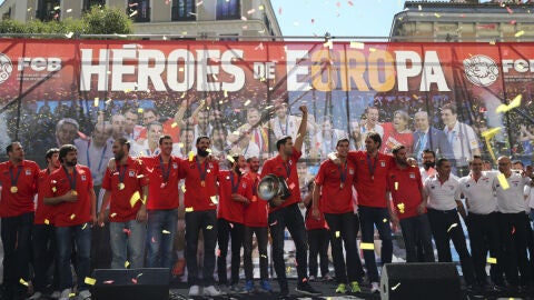 Los jugadores de la Selecci&oacute;n festejan el triunfo en el Eurobasket junto a la afici&oacute;n