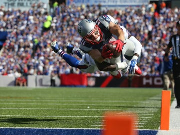 Julian Edelman busca el touchdown ante la defensa rival