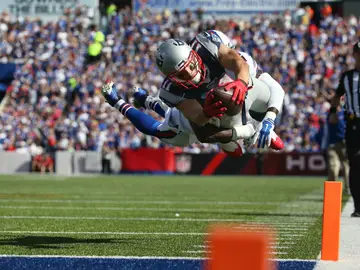 Julian Edelman busca el touchdown ante la defensa rival Julian Edelman busca el touchdown ante la defensa rival