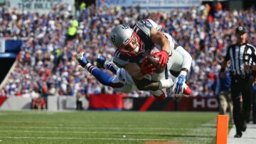 Julian Edelman busca el touchdown ante la defensa rival