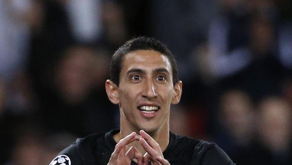 El jugador Ángel Di María del París Saint Germain celebra después de anotar un gol 