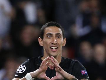  El jugador Ángel Di María del París Saint Germain celebra después de anotar un gol 