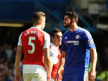 Diego Costa y Gabriel Paulista en el momento de la disputa Diego Costa y Gabriel Paulista en el momento de la disputa