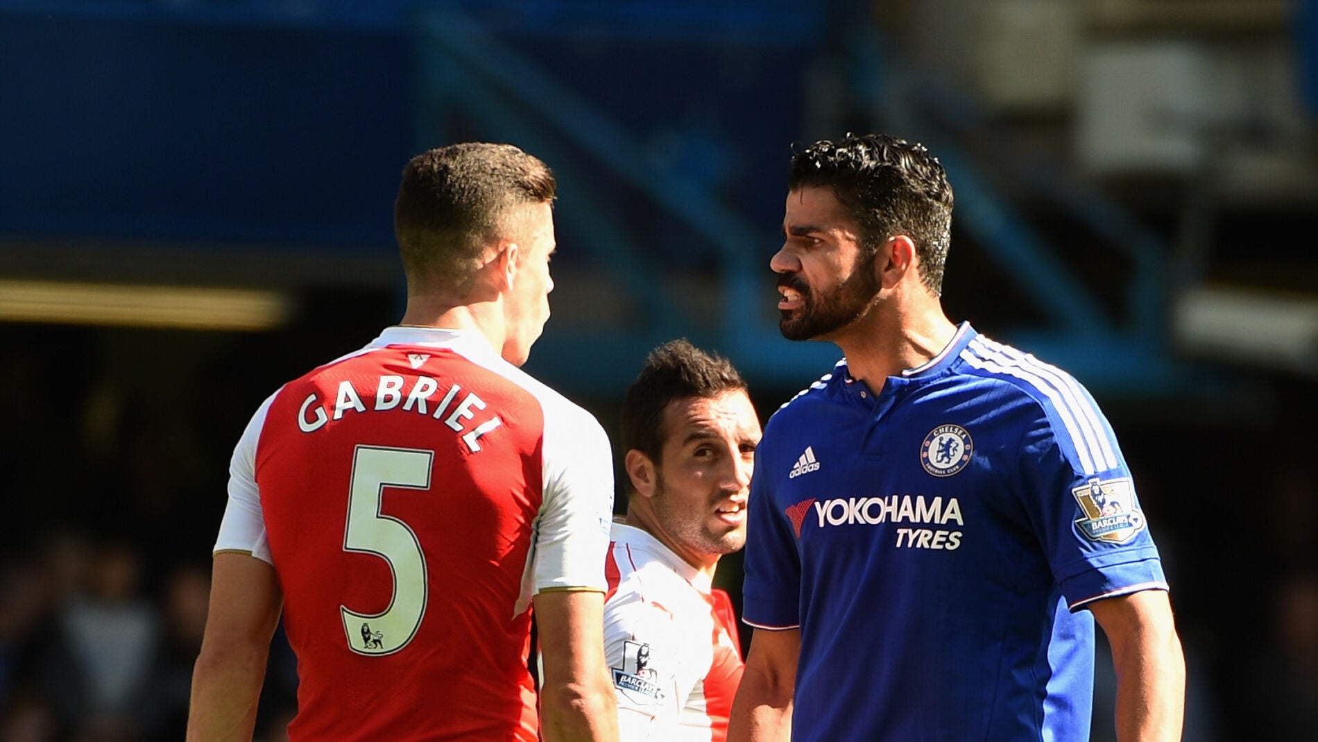Diego Costa y Gabriel Paulista en el momento de la disputa