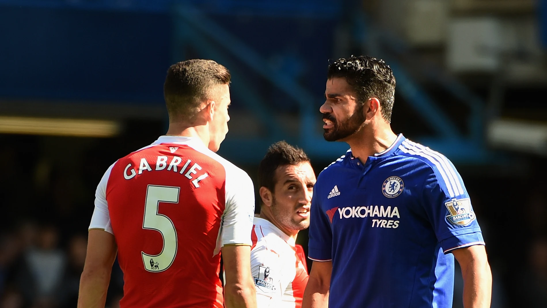 Diego Costa y Gabriel Paulista en el momento de la disputa Diego Costa y Gabriel Paulista en el momento de la disputa