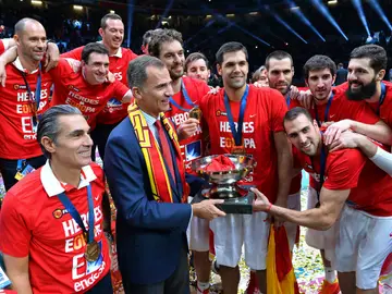 Los jugadores de la Selección celebran junto al Rey Felipe VI su victoria en el Eurobasket Los jugadores de la Selección celebran junto al Rey Felipe VI su victoria en el Eurobasket