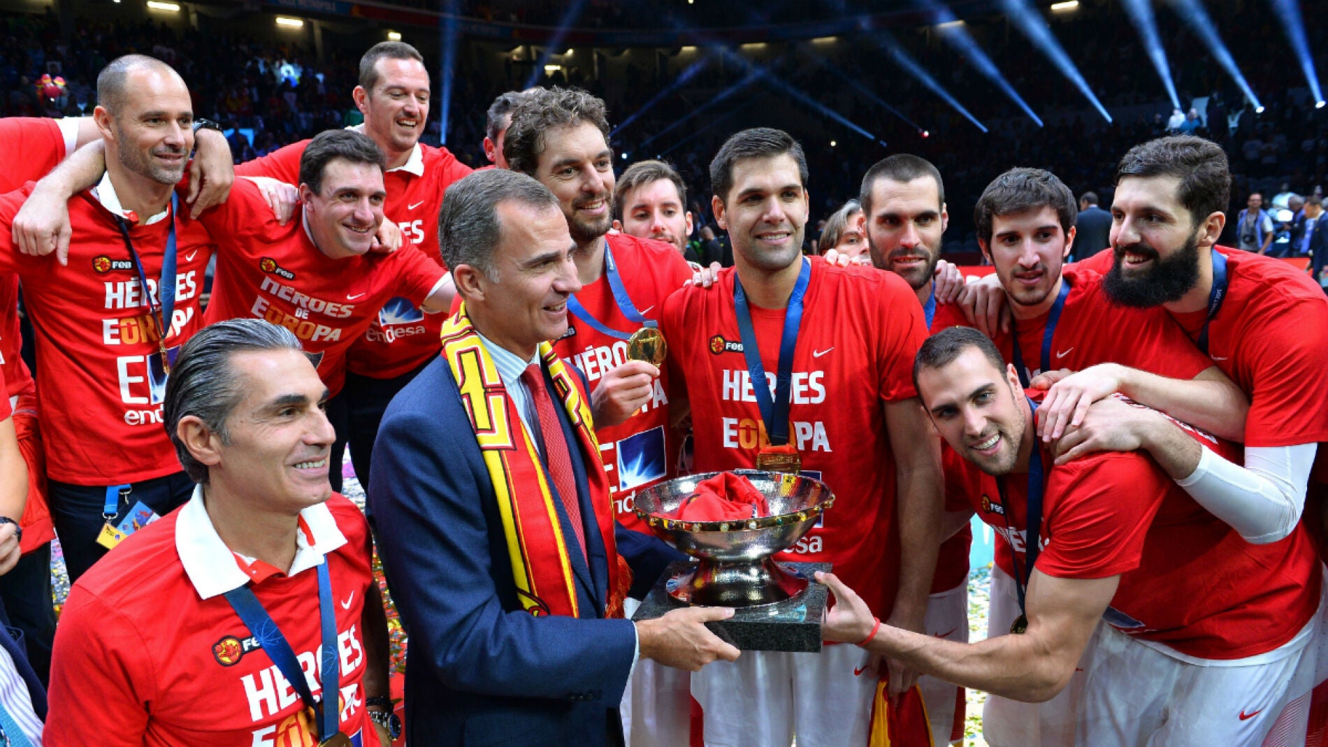 Los jugadores de la Selecci&oacute;n celebran junto al Rey Felipe VI su victoria en el Eurobasket