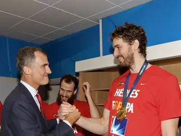 Felipe VI felicitando a Pau Gasol Felipe VI felicitando a Pau Gasol