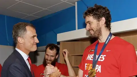 Felipe VI felicitando a Pau Gasol Felipe VI felicitando a Pau Gasol