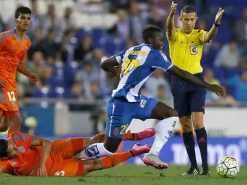Caicedo se lleva el balón ante la presión de los jugadores del Valencia Caicedo se lleva el balón ante la presión de los jugadores del Valencia