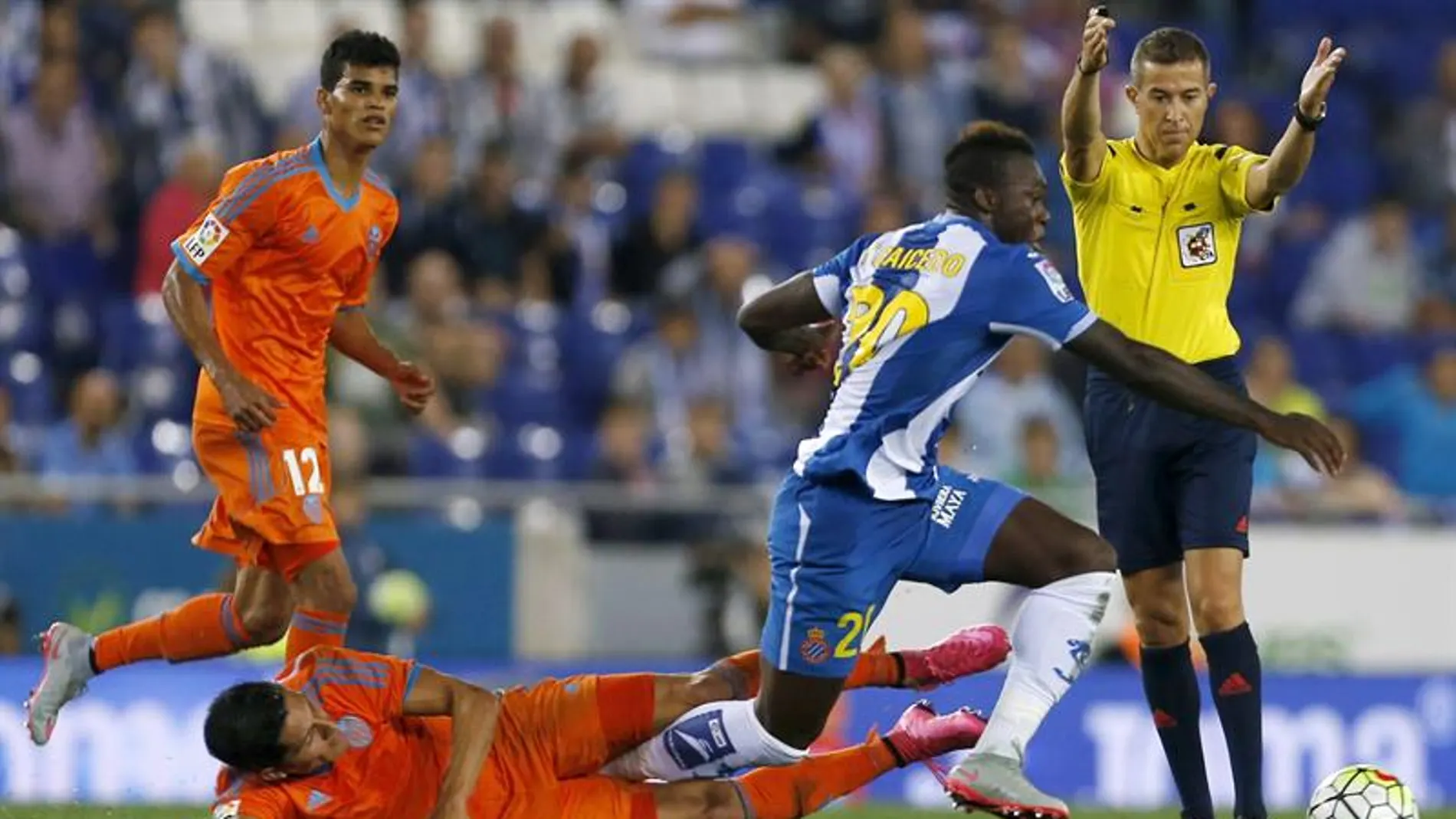 Caicedo se lleva el balón ante la presión de los jugadores del Valencia Caicedo se lleva el balón ante la presión de los jugadores del Valencia