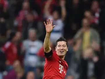Lewandowski celebra uno de los cinco goles que consiguió con el Bayern Lewandowski celebra uno de los cinco goles que consiguió con el Bayern