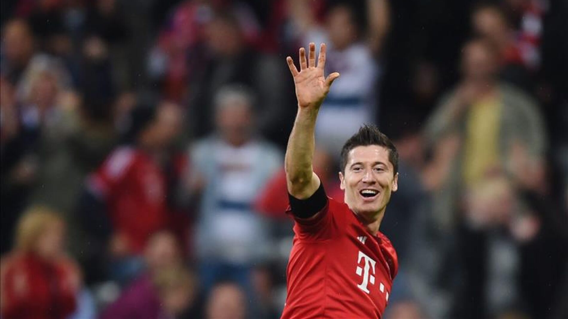 Lewandowski celebra uno de los cinco goles que consigui&oacute; con el Bayern