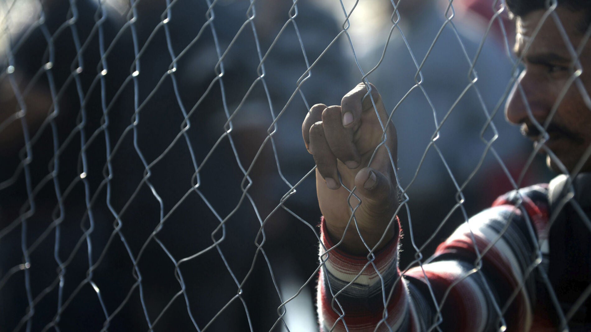 Un hombre se apoya en la valla