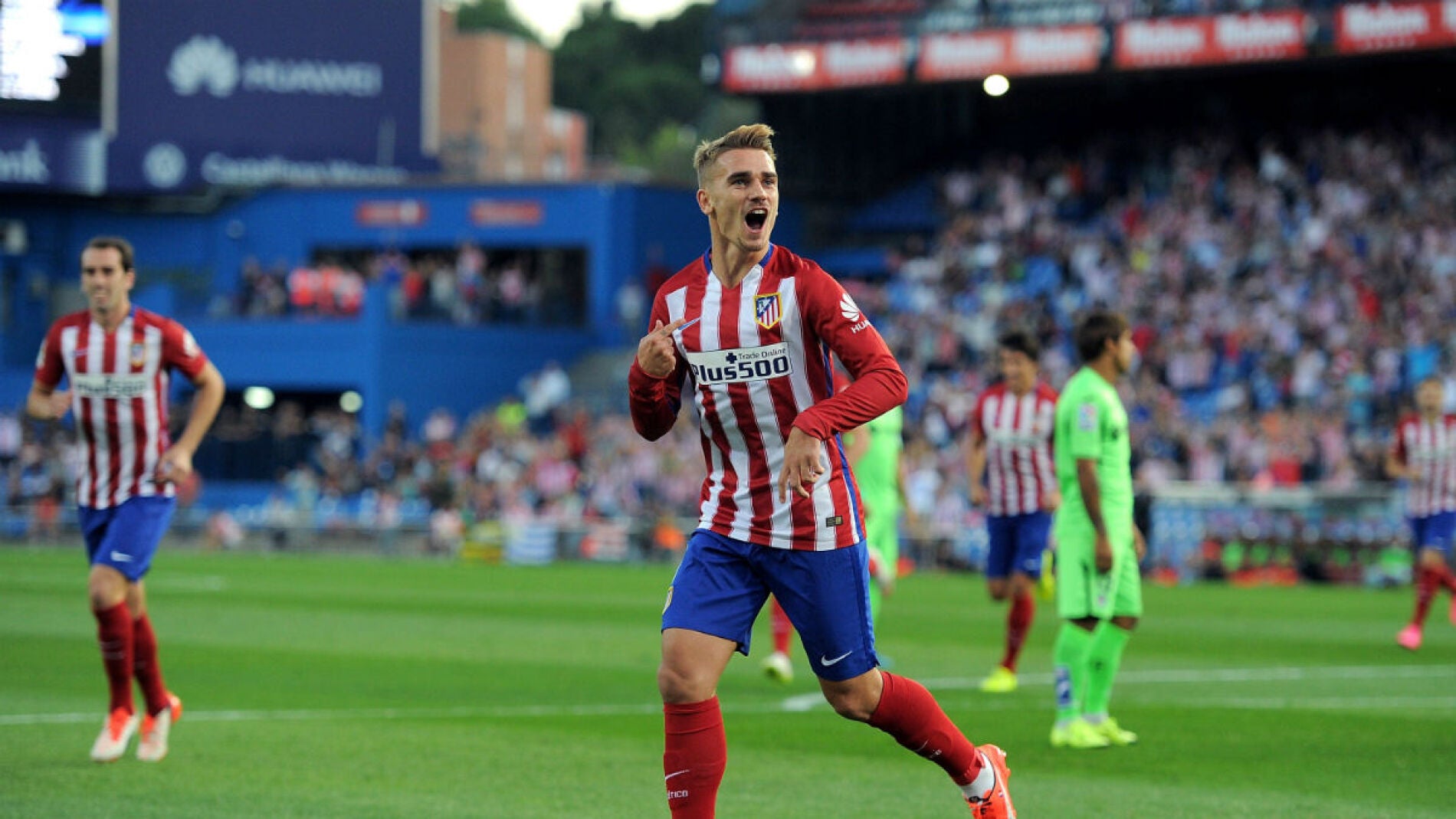 Griezmann celebra uno de sus goles en el Calder&oacute;n