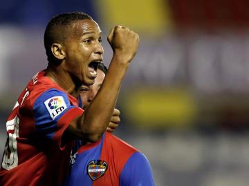  El delantero brasileño del Levante Deyverson Silva celebra el gol marcado ante el Eibar