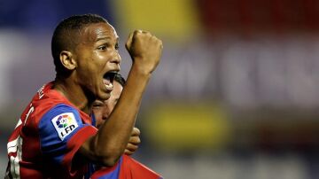  El delantero brasileño del Levante Deyverson Silva celebra el gol marcado ante el Eibar