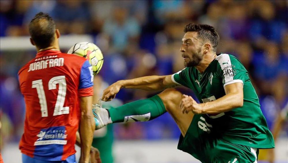 El capitán del Levante Juanfran García fue trasladado a un hospital