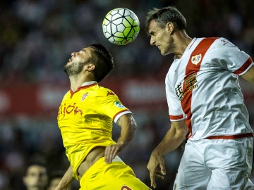 Amaya intenta despejar un balón en el partido ante el Sporting