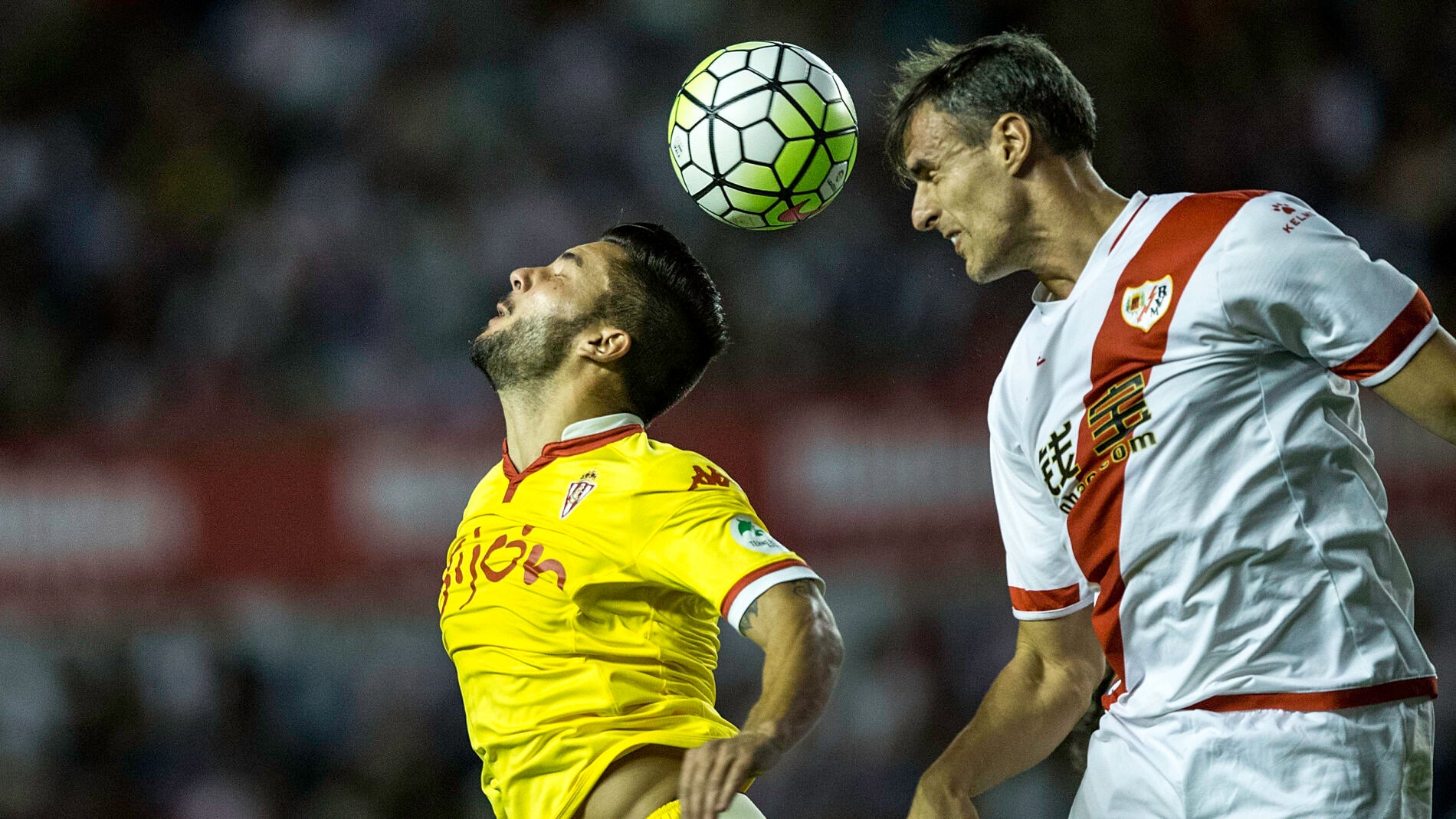 Amaya intenta despejar un bal&oacute;n en el partido ante el Sporting