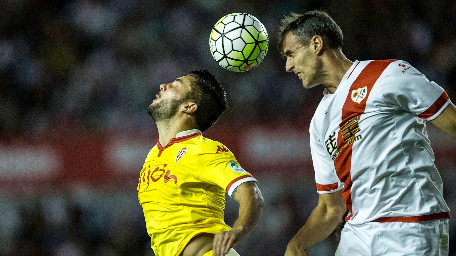 Amaya intenta despejar un balón en el partido ante el Sporting Amaya intenta despejar un balón en el partido ante el Sporting