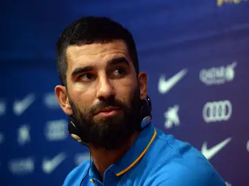 Arda Turan en rueda de prensa con el Barcelona Arda Turan en rueda de prensa con el Barcelona