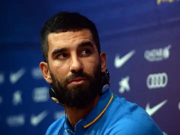 Arda Turan en rueda de prensa con el Barcelona Arda Turan en rueda de prensa con el Barcelona