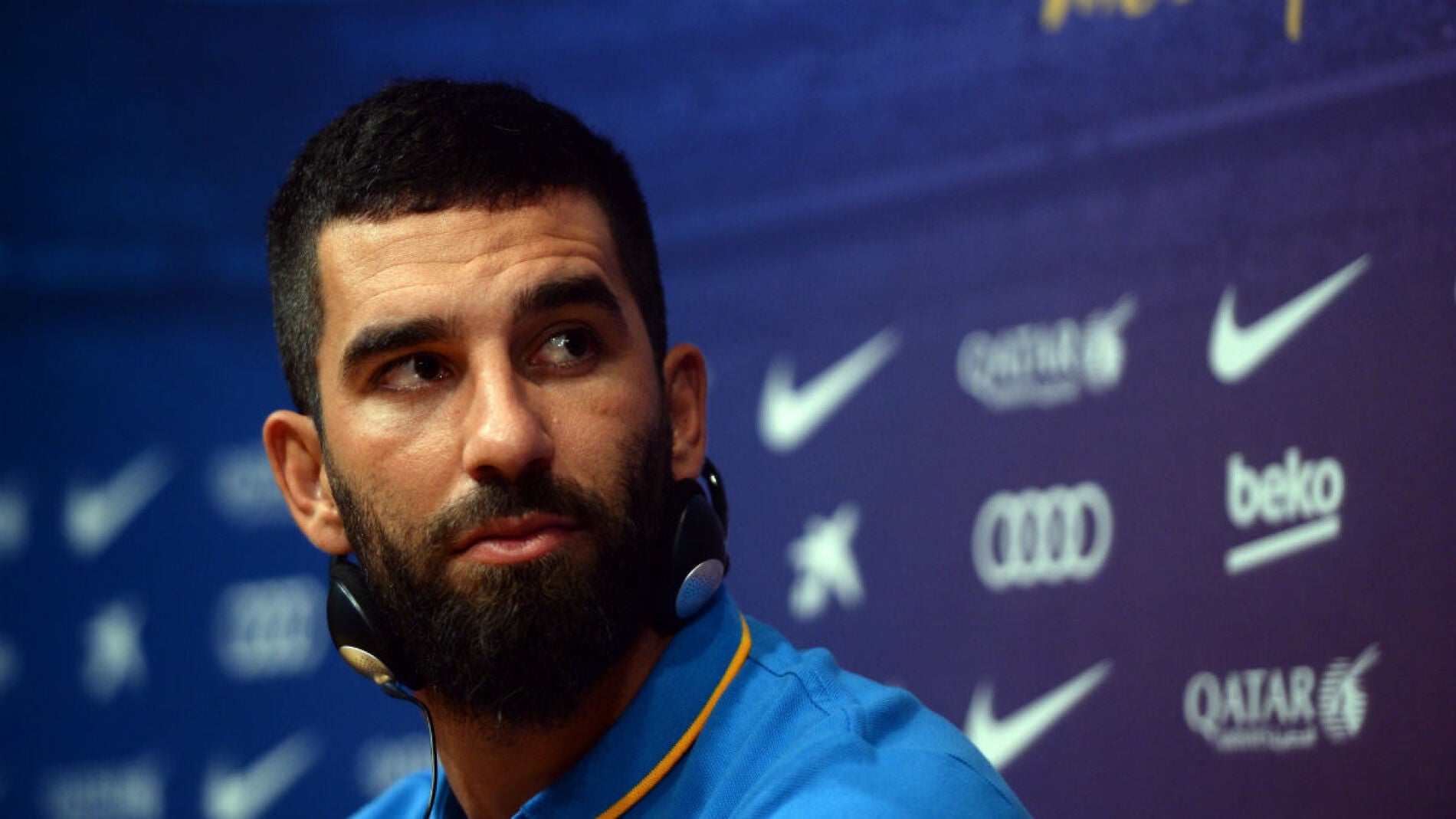 Arda Turan en rueda de prensa con el Barcelona