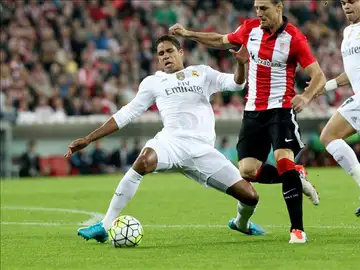 Varane pelea un balón con Aduriz en San Mamés Varane pelea un balón con Aduriz en San Mamés