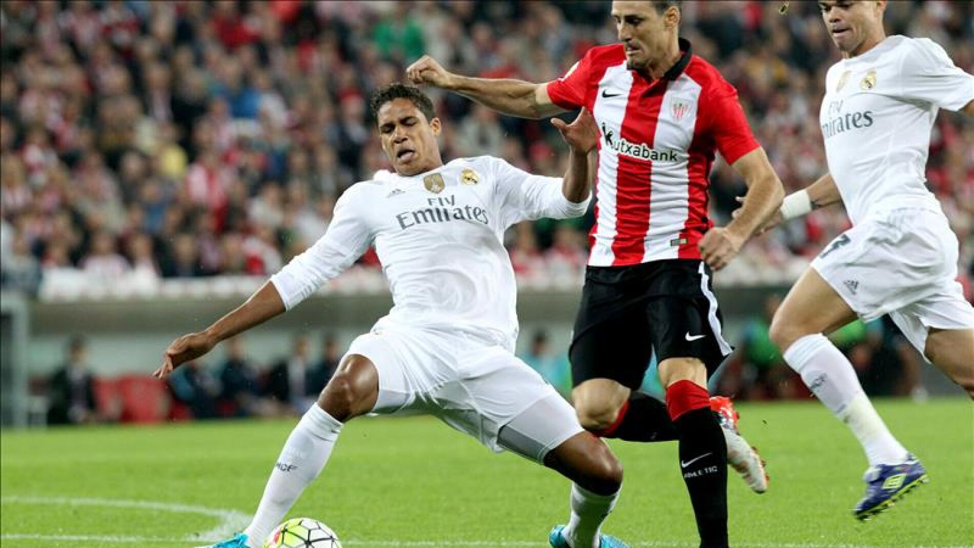 Varane pelea un bal&oacute;n con Aduriz en San Mam&eacute;s