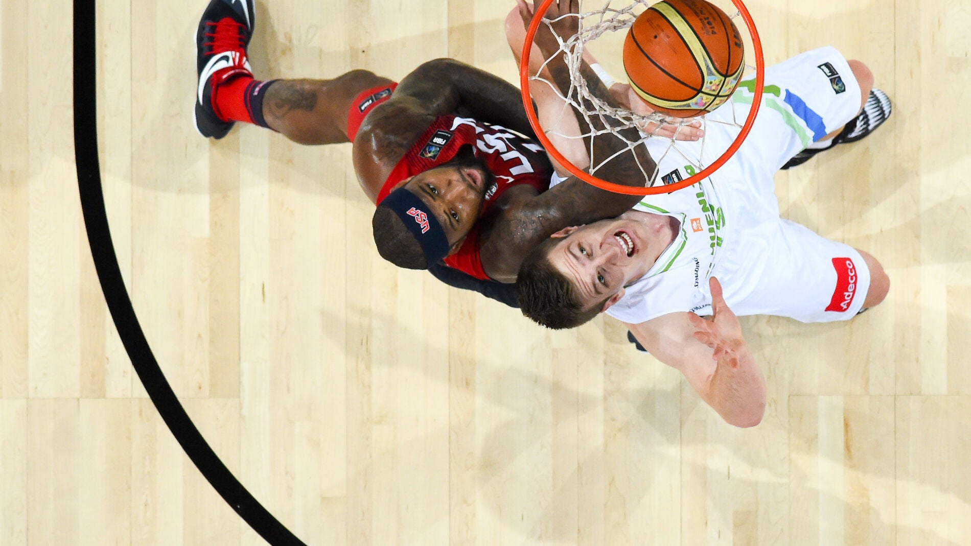 Alen Omic defendiendo a DeMarcus Cousins