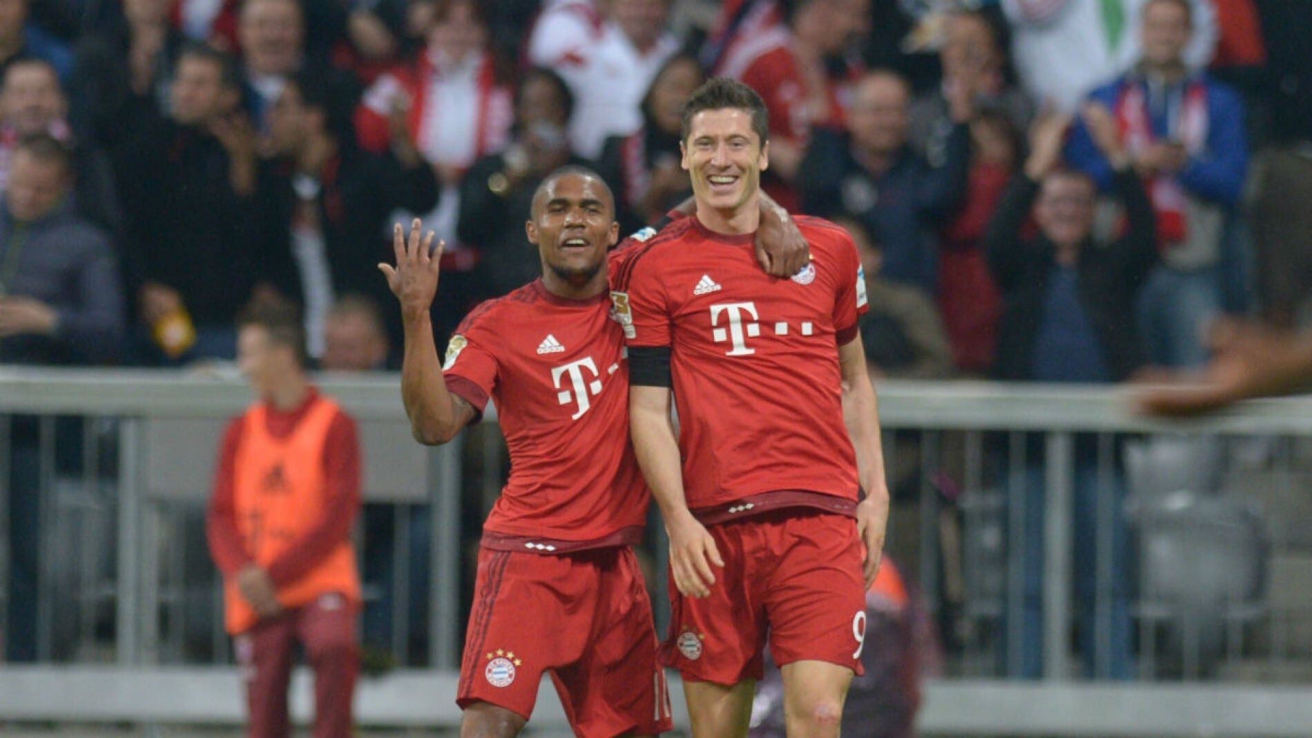 Lewandowski celebra uno de sus goles ante el Wolfsburgo