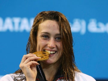 Mireia Belmonte, mordiendo la medalla de oro