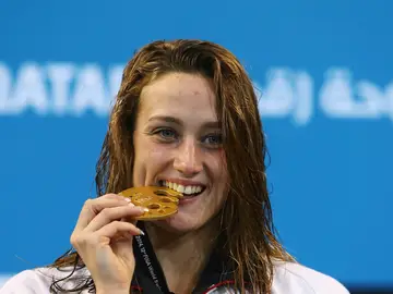 Mireia Belmonte, mordiendo la medalla de oro Mireia Belmonte, mordiendo la medalla de oro