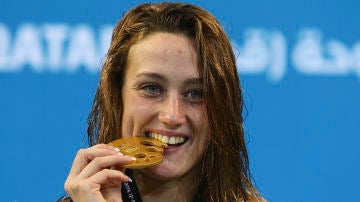 Mireia Belmonte, mordiendo la medalla de oro