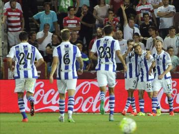 Los jugadores de la Real Sociedad celebran un gol ante el Granada