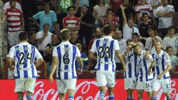 Los jugadores de la Real Sociedad celebran un gol ante el Granada