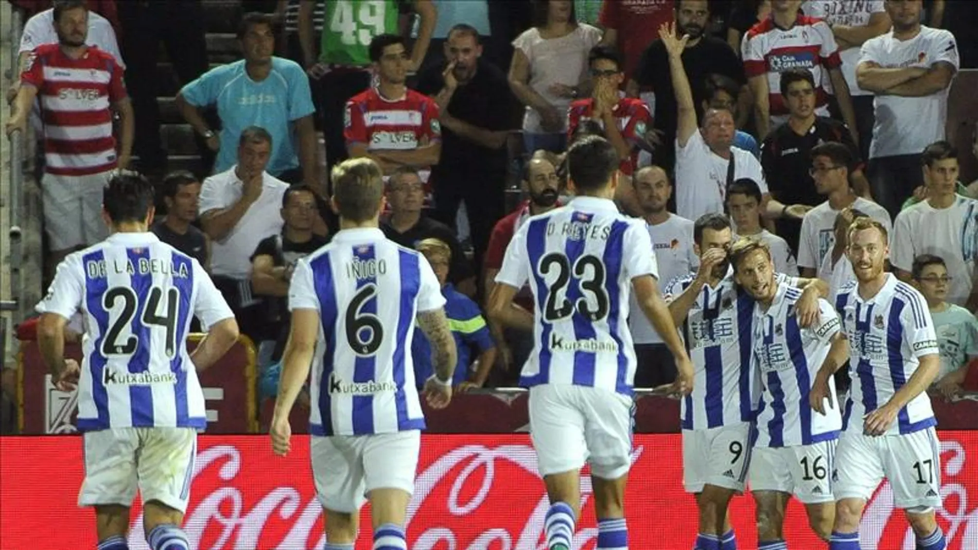 Los jugadores de la Real Sociedad celebran un gol ante el Granada Los jugadores de la Real Sociedad celebran un gol ante el Granada