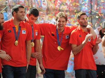 Los jugadores de la Selección Española de Baloncesto, riendo en la celebración