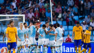 Los jugadores del Celta celebran un gol contra el Barcelona