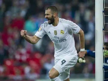 Benzema celebra uno de sus goles en San Mamés Benzema celebra uno de sus goles en San Mamés