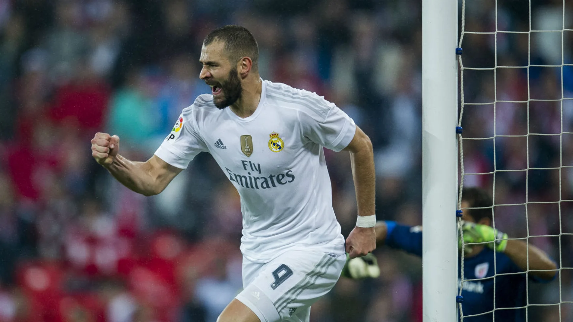 Benzema celebra uno de sus goles en San Mamés Benzema celebra uno de sus goles en San Mamés