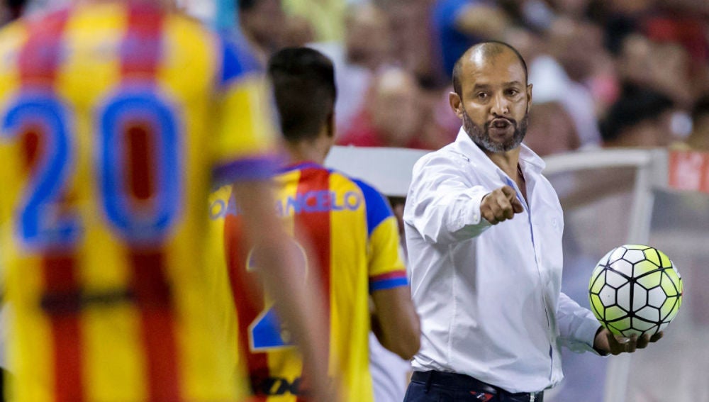 Nuno da instrucciones a sus jugadores