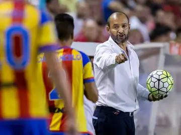 Nuno da instrucciones a sus jugadores Nuno da instrucciones a sus jugadores